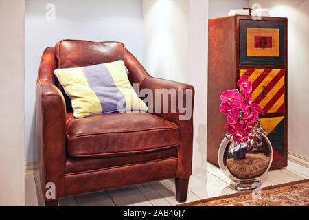 Klassische Leder gepolsterte Sessel in rot-brauner Farbe Stockfoto
