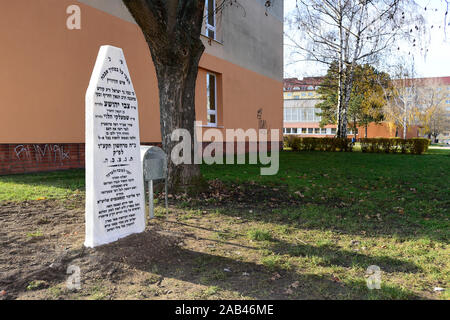 Prostejov, tschechische Republik. 25 Nov, 2019. Amerikanische Rabbi Louis Kestenbaum, nicht gesehen, und der tschechische Oberrabbiner Karol Sidon, nicht gesehen, nahmen an einer Installation von neuen Grab von Prostejov Rabbi Horowitz, am 25. November 2019 in Prostejov, tschechische Republik. Credit: Ludek Perina/CTK Photo/Alamy leben Nachrichten Stockfoto