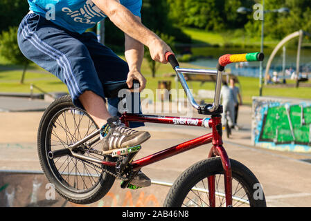 Pro, professionellen BMX-Fahrer konkurrieren in einem jährlichen Wettbewerb an der Stoke on Trent Skatepark, Reiten rund um den Park, Schüssel und Wände tricks durchführen Stockfoto