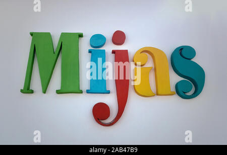 Mijas buntes Logo an der Wand, Mijas, Spanien Stockfoto