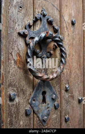 Mittelalterliche Türklopfer und Schlüsselloch. Stockfoto