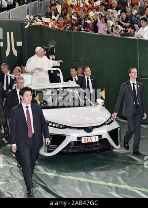 Tokio, Japan. 25 Nov, 2019. Papst Franziskus Wellen zu Masse von Gratulanten aus Papstwagen, wie er für die Heilige Messe im Tokyo Dome in Tokyo, Japan am Montag, 25. November 2019 eingeht. Papamobil japanische Modell ist mit Wasserstoff-brennstoffzellen-Fahrzeug 'Mirai" von Toyota Motors basiert. Papst Franziskus wird visits Sophia University und Abfahrt nach Rom am 26. Foto von keizo Mori/UPI Quelle: UPI/Alamy leben Nachrichten Stockfoto