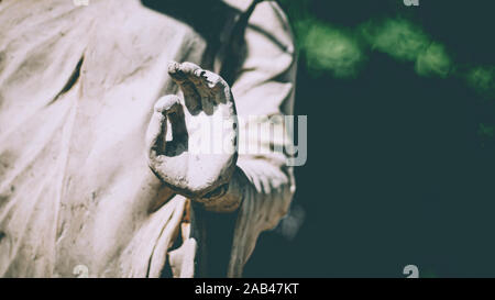 Statue von Buddha stehend in Meditation. Close up Hand der Statue Buddha. Buddhismus Konzept. Ruhe Idee. lifestyle Praxis in clamness Stockfoto