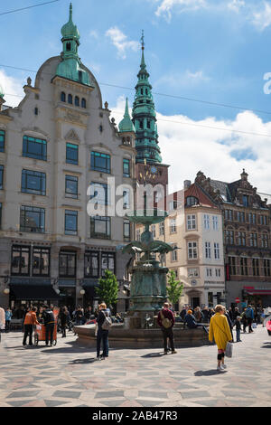 Amagertorv Kopenhagen, Blick auf den Storchbrunnen (Storkespringvandet) und das Café Norden in Amagertorv, einem gehobenen Viertel der Altstadt von Kopenhagen, Dänemark. Stockfoto