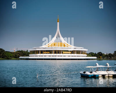 Bangkok, Thailand-November, 2018: Pavillon im Suan Luang Rama IX öffentlichen Park in Bangkok, Thailand. Ratchamangkhala Pavillon im Garten Bangkok Rama 9 Stockfoto