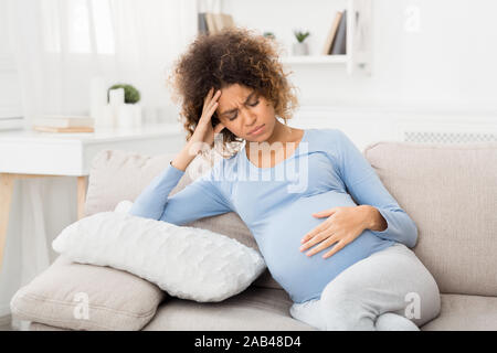 Junge schwangere Frau schlechte Gefühl Leiden, Schmerzen Stockfoto