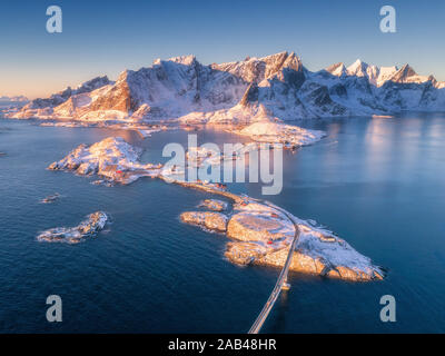 Luftaufnahme von kleinen Inseln, Brücke über das Meer und die Berge. Stockfoto