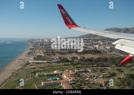 Blick aus der Kabine, Annäherung eines Passagierjets an den Flughafen Málaga, Spanien Stockfoto