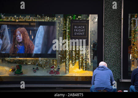 Die Oxford Street, London, UK. 25. November 2019. Läden in der Londoner Oxford Street bieten eine Woche der Schwarze Freitag Rabatte in der Vorweihnachtszeit. Credit: Malcolm Park/Alamy Leben Nachrichten. Stockfoto