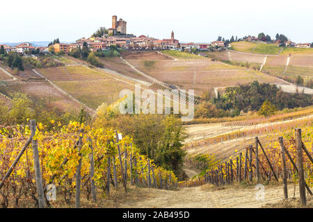 Das Schloss von Serralunga d'Alba, Langhe, Cuneo, Piemont, Italien Stockfoto