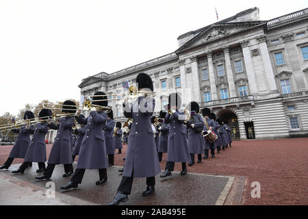 Band der Grenadier Guards verlassen Sie den Vorplatz, wie Segler aus der Royal Navy durchführen, den Wachwechsel Zeremonie im Buckingham Palace, London, zum zweiten Mal in seiner 357-jährigen Geschichte. Stockfoto