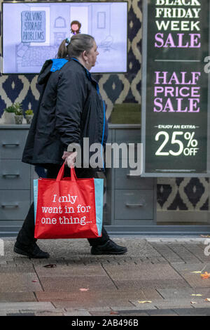 Preston, Lancashire. UK Wetter. 25. November 2019. Nasse blustery Tag für Schwarze Freitag Event Shopper in Preston Zentrum als schwarzen Tag sales unterwegs in Fishergate und Weihnachtskäufer Nutzen der frühen Schnäppchen. Credit: MediaWorldImages/Alamy leben Nachrichten Stockfoto