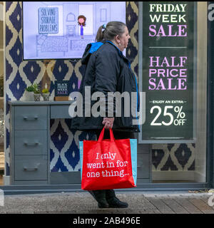 Preston, Lancashire. UK Wetter. 25. November 2019. Nasse blustery Tag für Schwarze Freitag Event Shopper in Preston Zentrum als schwarzen Tag sales unterwegs in Fishergate und Weihnachtskäufer Nutzen der frühen Schnäppchen. Credit: MediaWorldImages/Alamy leben Nachrichten Stockfoto