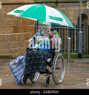 Preston, Lancashire. UK Wetter. 25. November 2019. Nasse blustery Tag für Schwarze Freitag Event Shopper in Preston Zentrum als schwarzen Tag sales unterwegs in Fishergate und Weihnachtskäufer Nutzen der frühen Schnäppchen. Credit: MediaWorldImages/Alamy leben Nachrichten Stockfoto