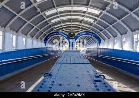 Gangway, Seacombe Fährhafen im Wirral, Merseyside. Blick hinunter vom nördlichen Gangway auf dem Weg zur Schiffsanlegestelle. Stockfoto