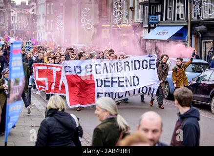 Cambridge, Großbritannien. 25 Nov, 2019. Mitglieder der Universität und Hochschulen Union (ucu), die heute, mit Streik und Studenten außerhalb des King's College in Cambridge. Diese jüngste Aktion folgt Streiks im Februar und März letzten Jahres. Personal Maßnahmen gehen, die zwischen 25. November und 4. Dezember. Die Union hat weitere Maßnahmen in der kommenden Legislaturperiode ausgeschlossen. Quelle: Jim Holden/Alamy leben Nachrichten Stockfoto