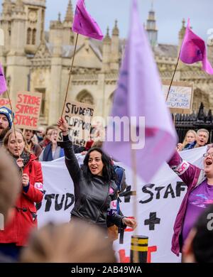 Cambridge, Großbritannien. 25 Nov, 2019. Mitglieder der Universität und Hochschulen Union (ucu), die heute, mit Streik und Studenten außerhalb des King's College in Cambridge. Diese jüngste Aktion folgt Streiks im Februar und März letzten Jahres. Personal Maßnahmen gehen, die zwischen 25. November und 4. Dezember. Die Union hat weitere Maßnahmen in der kommenden Legislaturperiode ausgeschlossen. Quelle: Jim Holden/Alamy leben Nachrichten Stockfoto