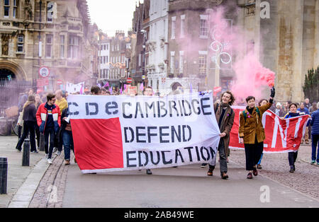 Cambridge, Großbritannien. 25 Nov, 2019. Mitglieder der Universität und Hochschulen Union (ucu), die heute, mit Streik und Studenten außerhalb des King's College in Cambridge. Diese jüngste Aktion folgt Streiks im Februar und März letzten Jahres. Personal Maßnahmen gehen, die zwischen 25. November und 4. Dezember. Die Union hat weitere Maßnahmen in der kommenden Legislaturperiode ausgeschlossen. Quelle: Jim Holden/Alamy leben Nachrichten Stockfoto