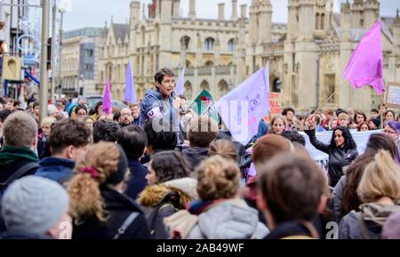 Cambridge, Großbritannien. 25 Nov, 2019. Mitglieder der Universität und Hochschulen Union (ucu), die heute, mit Streik und Studenten außerhalb des King's College in Cambridge. Diese jüngste Aktion folgt Streiks im Februar und März letzten Jahres. Personal Maßnahmen gehen, die zwischen 25. November und 4. Dezember. Die Union hat weitere Maßnahmen in der kommenden Legislaturperiode ausgeschlossen. Quelle: Jim Holden/Alamy leben Nachrichten Stockfoto