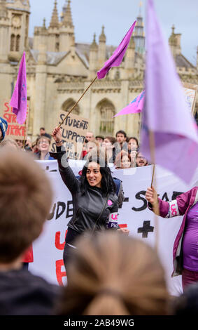 Cambridge, Großbritannien. 25 Nov, 2019. Mitglieder der Universität und Hochschulen Union (ucu), die heute, mit Streik und Studenten außerhalb des King's College in Cambridge. Diese jüngste Aktion folgt Streiks im Februar und März letzten Jahres. Personal Maßnahmen gehen, die zwischen 25. November und 4. Dezember. Die Union hat weitere Maßnahmen in der kommenden Legislaturperiode ausgeschlossen. Quelle: Jim Holden/Alamy leben Nachrichten Stockfoto