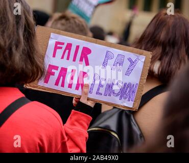 Cambridge, Großbritannien. 25 Nov, 2019. Mitglieder der Universität und Hochschulen Union (ucu), die heute, mit Streik und Studenten außerhalb des King's College in Cambridge. Diese jüngste Aktion folgt Streiks im Februar und März letzten Jahres. Personal Maßnahmen gehen, die zwischen 25. November und 4. Dezember. Die Union hat weitere Maßnahmen in der kommenden Legislaturperiode ausgeschlossen. Quelle: Jim Holden/Alamy leben Nachrichten Stockfoto