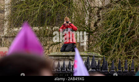 Cambridge, Großbritannien. 25 Nov, 2019. Mitglieder der Universität und Hochschulen Union (ucu), die heute, mit Streik und Studenten außerhalb des King's College in Cambridge. Diese jüngste Aktion folgt Streiks im Februar und März letzten Jahres. Personal Maßnahmen gehen, die zwischen 25. November und 4. Dezember. Die Union hat weitere Maßnahmen in der kommenden Legislaturperiode ausgeschlossen. Quelle: Jim Holden/Alamy leben Nachrichten Stockfoto