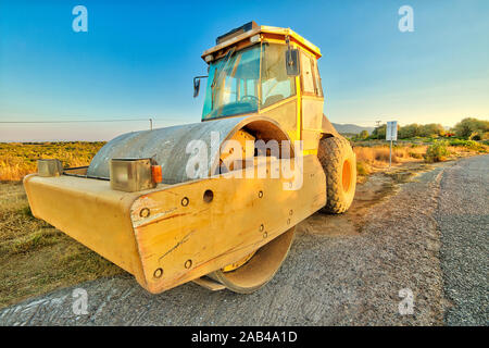 Nahaufnahme von dampfwalze in einem suggestiven Baustelle in der Morgendämmerung. Konzept der Work-in-progress. Stockfoto