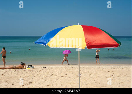 16.11.2019, Phuket, Thailand, Asien - Urlauber die Sonne im Sand am Karon Strand. Stockfoto