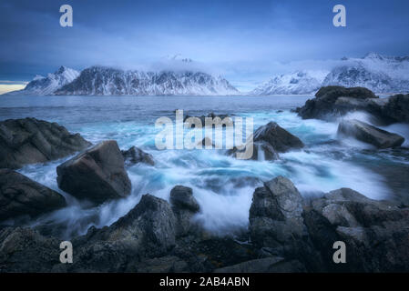 Strand mit Steinen im Meer, blauer Himmel mit Wolken Stockfoto