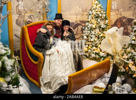 Brighton UK 25. November 2019 - Weihnachten ist unterwegs an der Royal Pavilion in Brighton mit einer Reihe von geschmückte Bäume und einen Viktorianischen Schlitten für Besucher zu testen und zu fotografieren, sich in. Eine Reihe von geschmückte Bäume und ein Schlitten für Besucher ausprobieren kann um die berühmten seaside Retreat von König George IV diese festliche Jahreszeit gebaut. Foto: Simon Dack Alamy leben Nachrichten Stockfoto