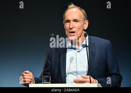 Berlin, Deutschland. 25 Nov, 2019. Tim Berners-Lee, Erfinder des World Wide Web, spricht an der Internet Governance Forum (IGF). Die Veranstaltung, die von den Vereinten Nationen initiiert wurde, bietet eine Diskussionsplattform für Regierungen, internationale Organisationen, Wirtschaft, Wissenschaft, Zivilgesellschaft und der technischen Community. Quelle: Sven Braun/dpa/Alamy leben Nachrichten Stockfoto