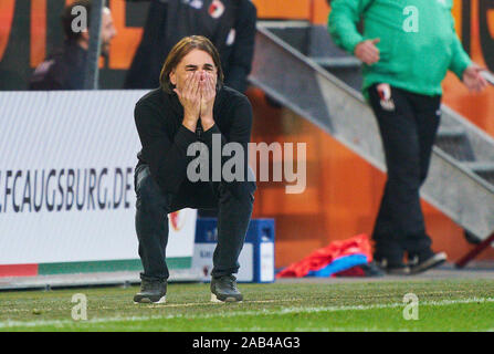 Augsburg, Deutschland. 24 Nov, 2019. Fußball Augsburg-Berlin, Augsburg, 24. November 2019. Martin Schmidt, FCA-Trainer, FC Augsburg - Hertha BSC Berlin - DFL-Bestimmungen verbieten die Verwendung von Fotografien als BILDSEQUENZEN und/oder quasi-VIDEO - 1. Deutschen Fußball-Bundesliga, Augsburg, 24. November 2019. Saison 2019/2020, Spieltag 12, Kredit: Peter Schatz/Alamy leben Nachrichten Stockfoto