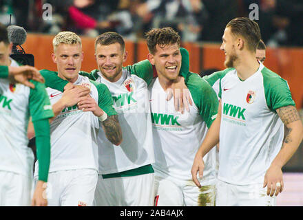 Augsburg, Deutschland. 24 Nov, 2019. Fußball Augsburg-Berlin, Augsburg, 24. November 2019. Florian NIEDERLECHNER, FCA 7 feiert sein Ziel, Freude, Lachen, feiern, 4-0, Philipp, MAX, FCA 31 Daniel BAIER, FCA 10, Jeffrey GOUWELEEUW, FCA 6 FC Augsburg - Hertha BSC Berlin - DFL-Bestimmungen verbieten die Verwendung von Fotografien als BILDSEQUENZEN und/oder quasi-VIDEO - 1. Deutschen Fußball-Bundesliga, Augsburg, 24. November 2019. Saison 2019/2020, Spieltag 12, Kredit: Peter Schatz/Alamy leben Nachrichten Stockfoto
