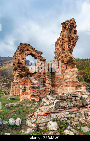 Die St. Ilia Kloster ist ein Ruinen einer befestigten Klosters mit einer beeindruckenden frühen christlichen Elenska Basilika. In der Nähe von pirdop Stadt in Bu entfernt Stockfoto