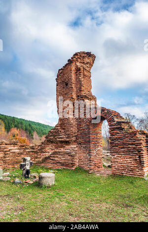 Die St. Ilia Kloster ist ein Ruinen einer befestigten Klosters mit einer beeindruckenden frühen christlichen Elenska Basilika. In der Nähe von pirdop Stadt in Bu entfernt Stockfoto