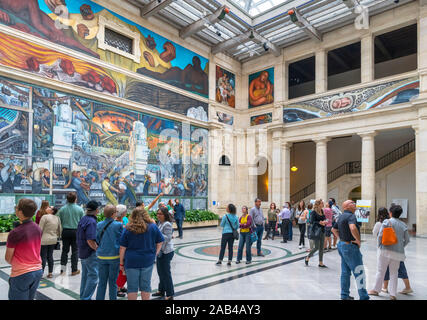 Diego Rivera Wandbild. Die Detroit Industry Murals von Diego Rivera (1886-1957) im Rivera Court, Detroit Institute of Arts, Detroit, Michigan, USA Stockfoto