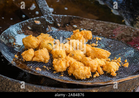 Frisch gebratenen Indischen snacks mung Vada, Bhajiya, Pakoda, mangodi Street Food. Stockfoto