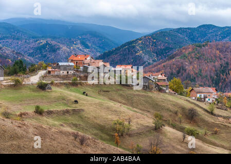 Grashevo Dorf in Rhodopen Gebirge, Bulgarien im Herbst Stockfoto