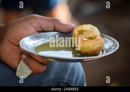 Indische berühmte Snack oder golgappa Panipuri panipuri. Sechs von zehn Rupien, vier Zwei gegessen haben überlebt. Stockfoto