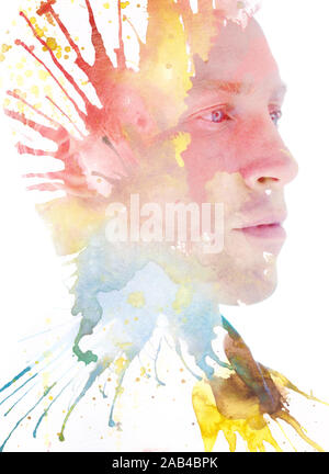 Paintography. Double Exposure Profil Porträt eines Mannes mit starken Features mit handgefertigten Malerei von bunten bewölkt Tinte pinselstrichen Kombiniert und s Stockfoto