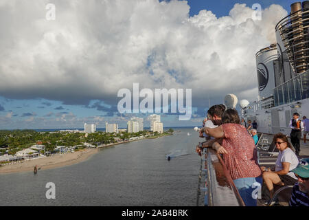 Ft. Lauderdale, FL/USA -10/31/19: Passagiere auf einem Kreuzfahrtschiff verlässt Port Everglades, in Ft. Lauderdale, Florida, den Blick über den Ozean Kanal wit Stockfoto