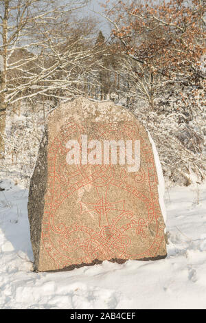 Wikingerzeit runic Inschrift auf einem runenstein in Eneberga. Frösunda Parish, Enköping, Uppland, Schweden, Skandinavien.. Stockfoto