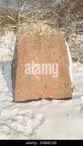 Wikingerzeit runic Inschrift auf einem runenstein in Eneberga. Frösunda Parish, Enköping, Uppland, Schweden, Skandinavien.. Stockfoto