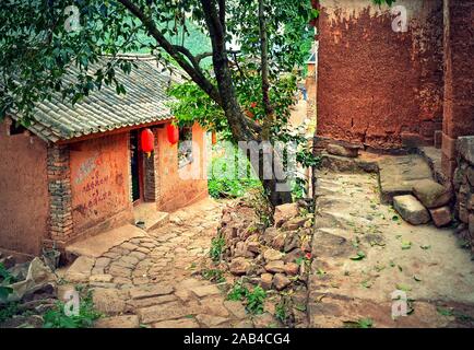 Straße in Nuodeng Dorf, Yunnan, China. 04-26-2016 Stockfoto