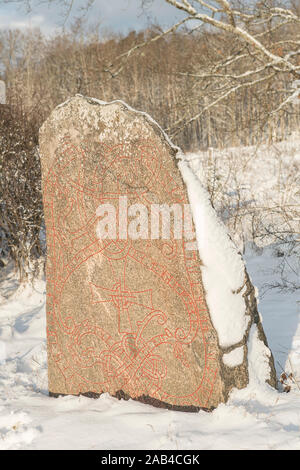 Wikingerzeit runic Inschrift auf einem runenstein in Eneberga. Frösunda Parish, Enköping, Uppland, Schweden, Skandinavien.. Stockfoto