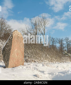 Wikingerzeit runic Inschrift auf einem runenstein in Eneberga. Frösunda Parish, Enköping, Uppland, Schweden, Skandinavien.. Stockfoto