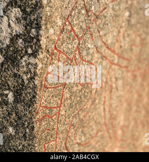 Wikingerzeit runic Inschrift auf einem runenstein in Eneberga. Frösunda Parish, Enköping, Uppland, Schweden, Skandinavien.. Stockfoto