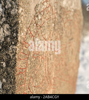 Wikingerzeit runic Inschrift auf einem runenstein in Eneberga. Frösunda Parish, Enköping, Uppland, Schweden, Skandinavien.. Stockfoto