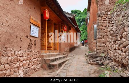 Straße in Nuodeng Dorf, Provinz Yunnan, China. 04-26-2016 Stockfoto