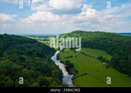 Luftaufnahme des Wye Valley von Symonds Yat an einem sonnigen Tag mit Wolken und blauer Himmel Stockfoto